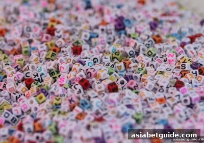 深入解析冷热号：亚洲博彩网站上的概率博弈与波胆策略